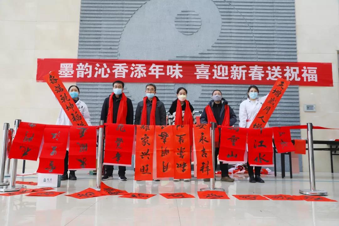 【翰墨迎春】宿遷市書法家協(xié)會書法家走進(jìn)市鐘吾醫(yī)院寫春聯(lián)、送祝福(圖6)